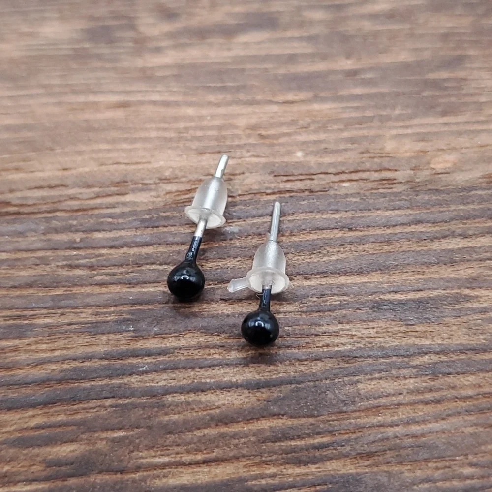 E466 tiny black goth stud earrings‎